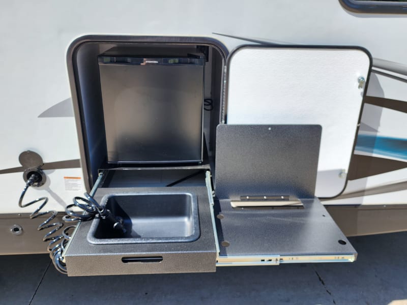 Exterior dining and fridge