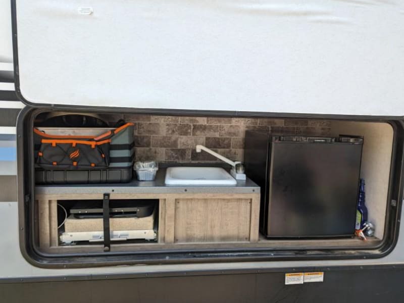 Outdoor kitchen (range, sink, mini fridge and counter top)