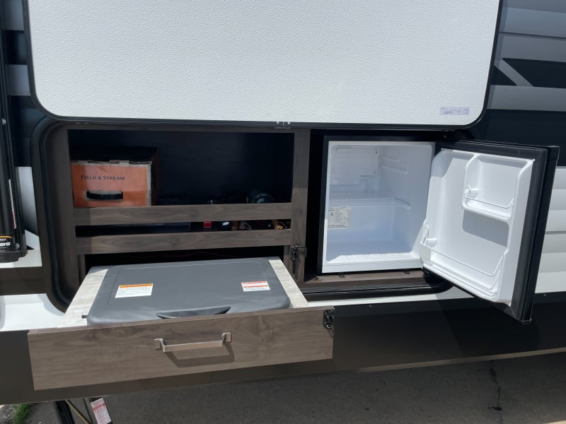 Outside fridge and burners. Utensils for cooking outdoor included. 