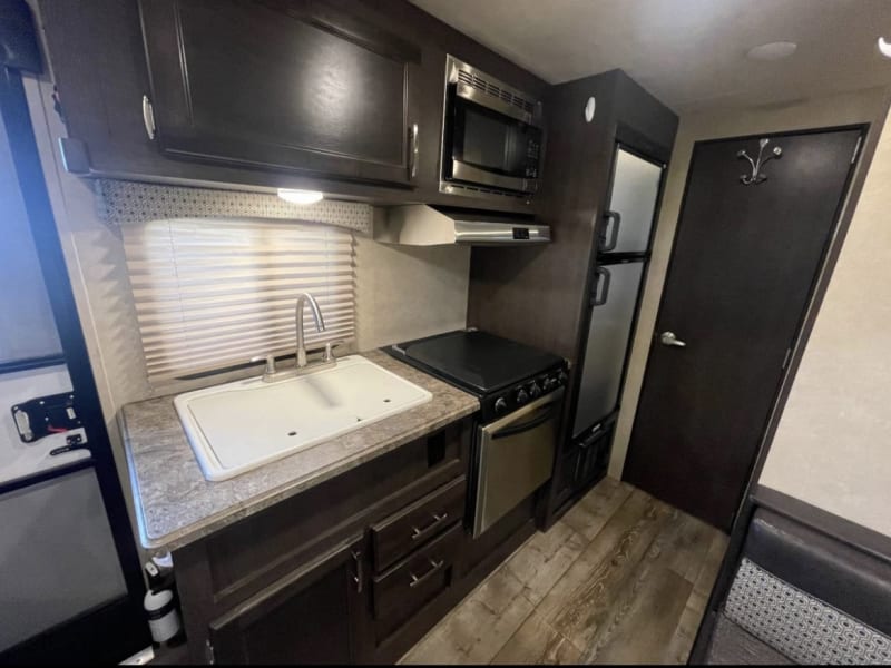 full size sink, 3 burner stove, oven, Freezer and Fridge, Microwave (need a generator or city power)