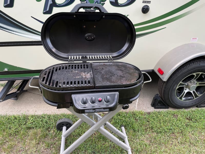 Coleman grille, 3 burner, 2 side grate top and other side griddle top