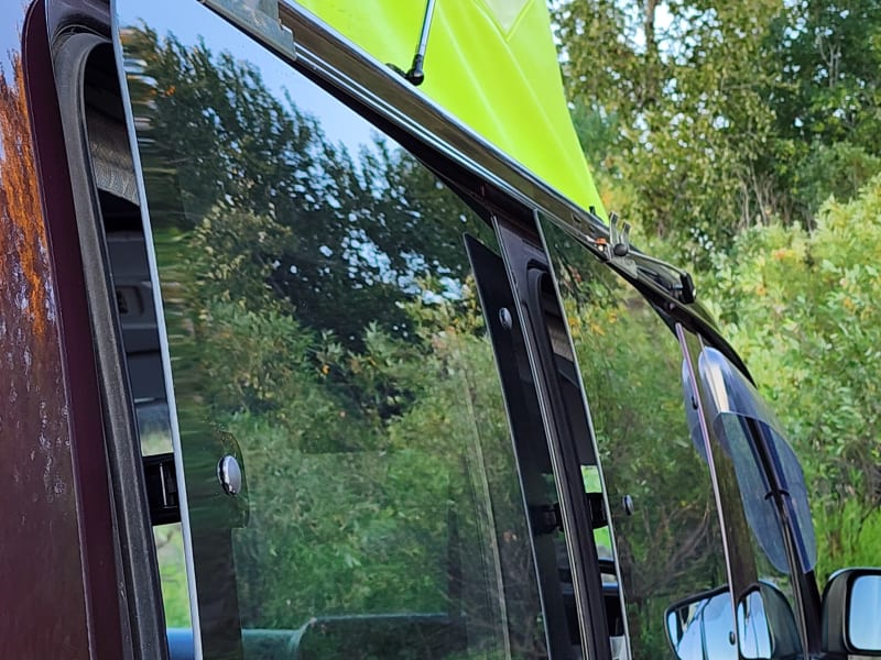 Vented side windows 