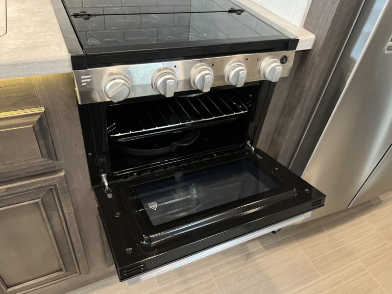 Oven with 2 shelves