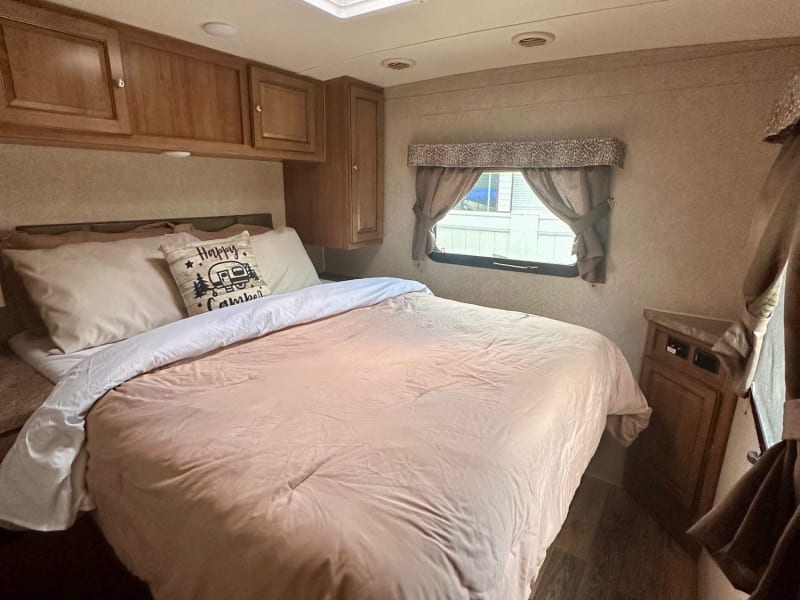 Private Queen size bedroom with brand new mattress. 