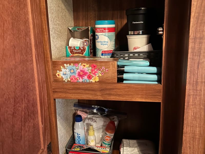 Storage, coffee maker, free coffee and popcorn. Garbage bags for the kitchen and bathroom as well as bug spray and sunscreen. 