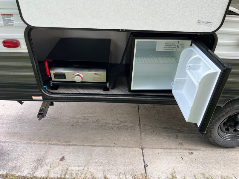 Outdoor kitchen w usb and fridge!