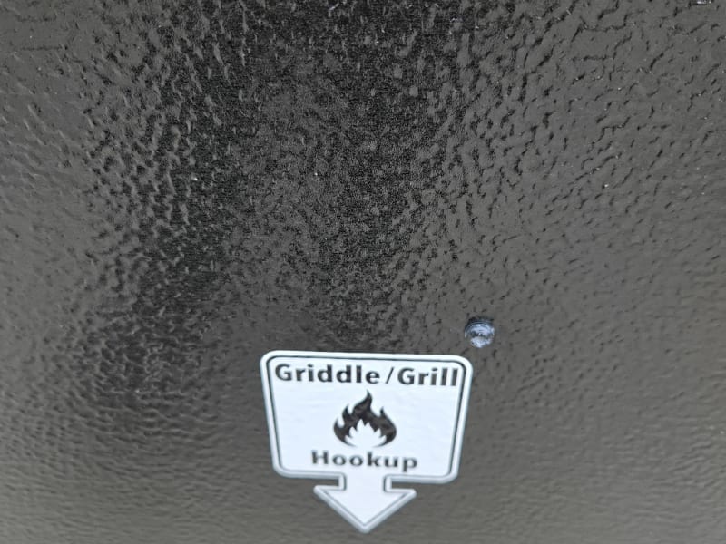 Outdoor griddle/grill hookup