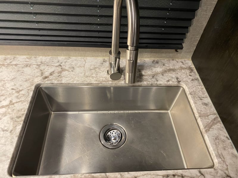 Large single basin sink