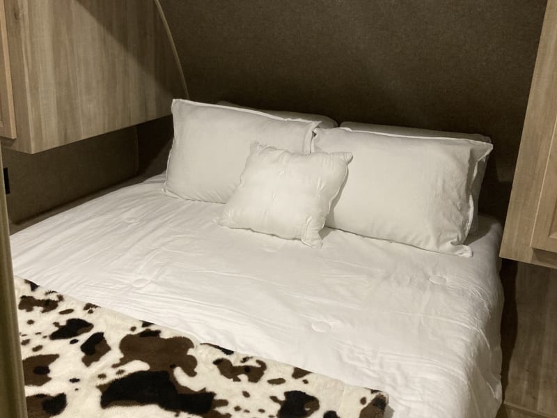master bedroom-queen bed
