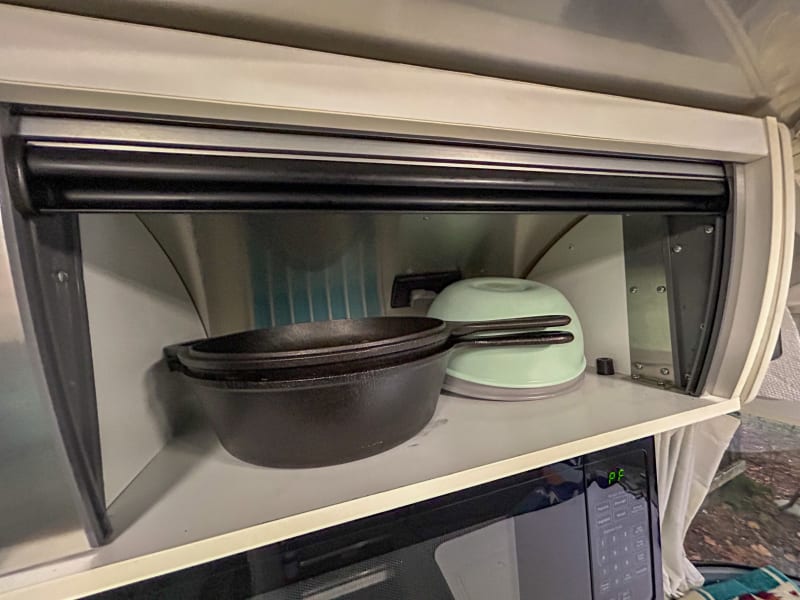 Cast iron pot, pan, and two mixing bowls