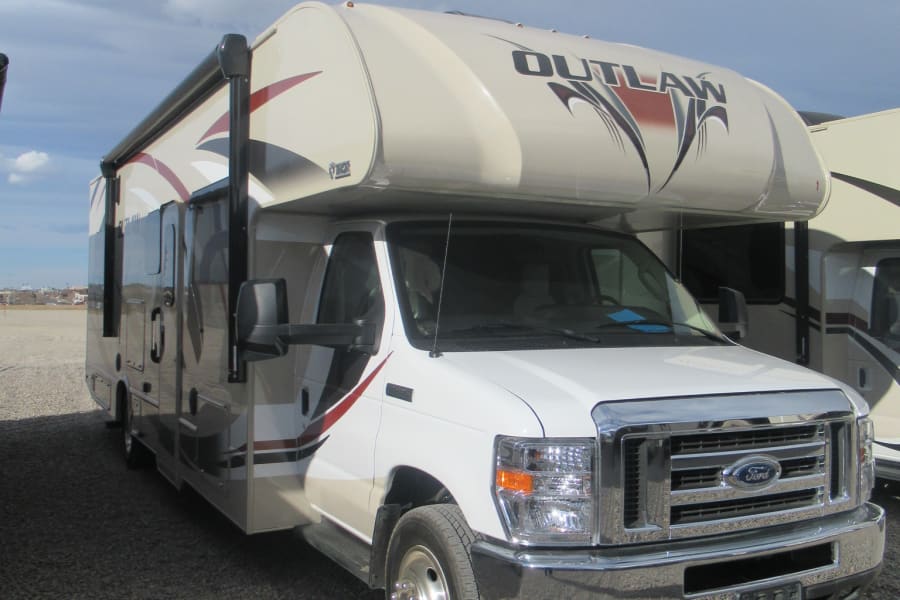 2019 Thor Outlaw 29j Motor Home Class C Rental In Denver Co Outdoorsy