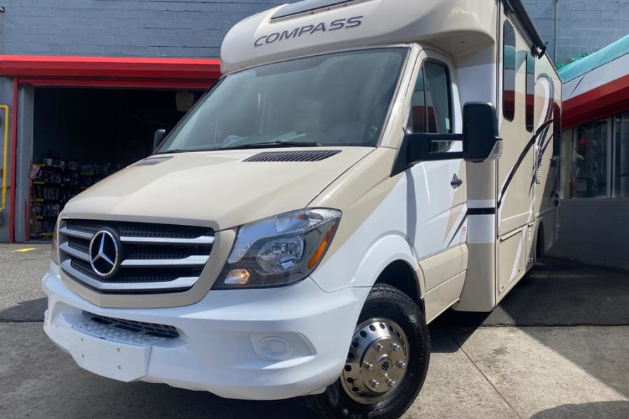 2018 Thor Motor Coach Mercedes Benz Motor Home Class C Rental In