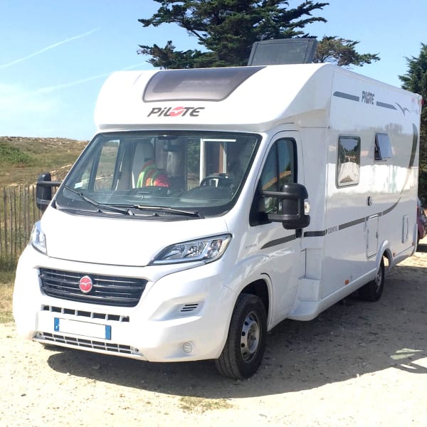 2024 Pilote P726 P  available for rent in Rueil-Malmaison, 