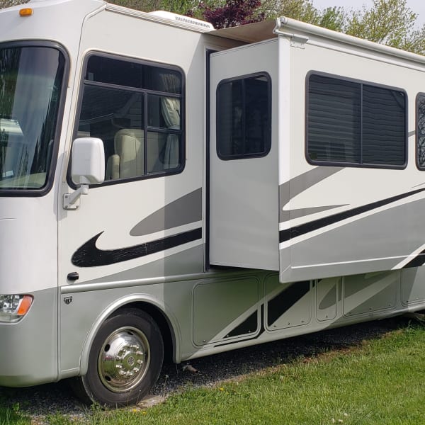 2006 Thor Motor Coach Hurricane 34N Class A available for rent in Glen Rock, Pennsylvania