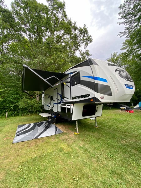 2019 Forest River Cherokee Arctic Wolf Fifth Wheel available for rent in Mason, Michigan