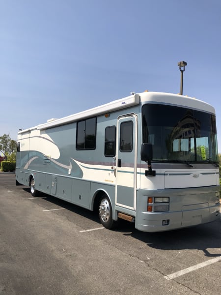 2000 Fleetwood Discovery Class A available for rent in Tea, South Dakota