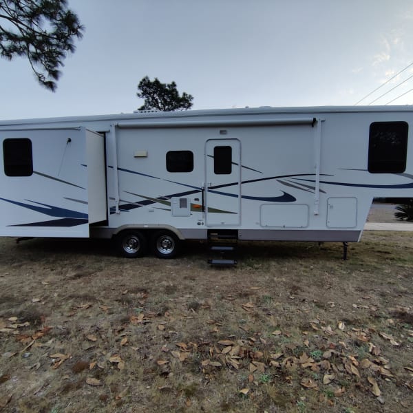 2004 Carriage Cameo Fifth Wheel available for rent in Crestview, Florida