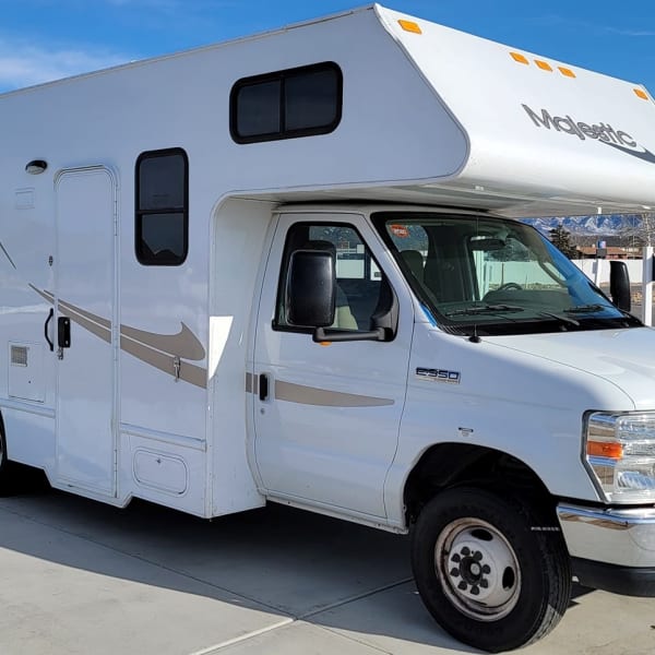 2016 Thor Motor Coach Four Winds Majestic Class C available for rent in Québec, Quebec