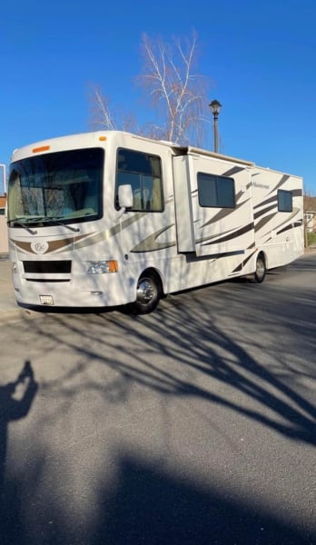 2011 Four Winds Hurricane Class A available for rent in Reno, Nevada