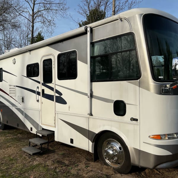 2004 Allegro Allegro Bay Class A available for rent in Pellston, Michigan