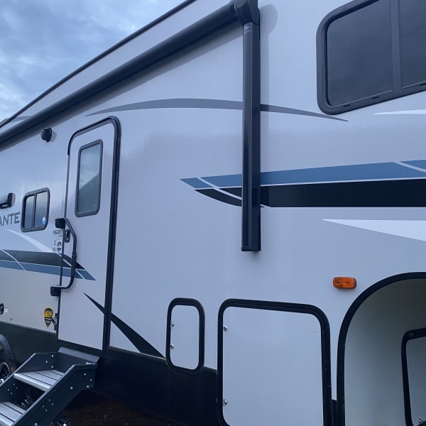2022 Crosswinds Volante Fifth Wheel available for rent in Ismay, Montana