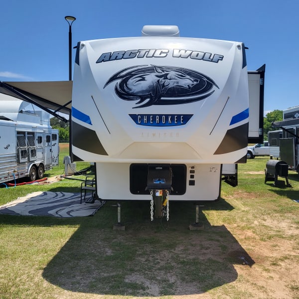 2018 Forest River Cherokee Arctic Wolf Fifth Wheel available for rent in Kathleen, Georgia
