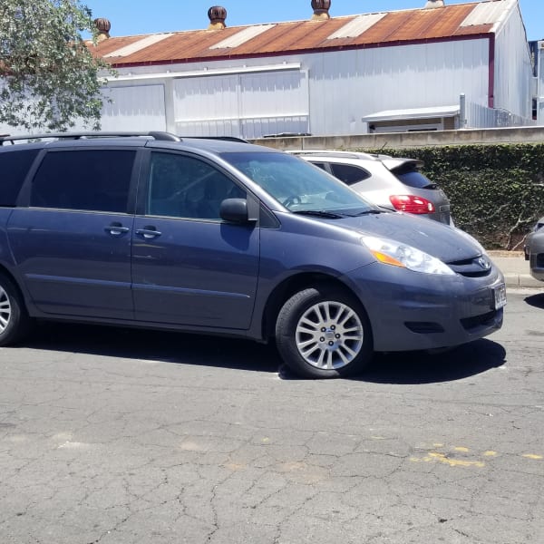 2010 Toyota Sienna Class B available for rent in HONOLULU, Hawaii