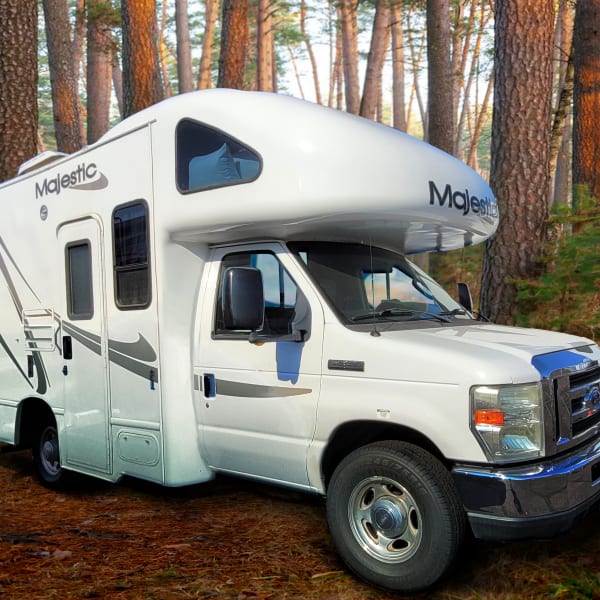 2009 Thor Motor Coach Majestic Four Winds 19G Class C available for rent in Longmont, Colorado