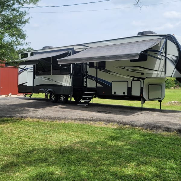 2017 Keystone RV Avalanche Fifth Wheel available for rent in Dayton, Texas
