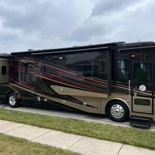 2014 Tiffin Phaeton 40QKH (Bunkhouse) Class A available for rent in Edwardsville, Illinois