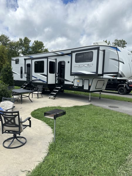 2022 Forest River Cherokee Arctic Wolf Fifth Wheel available for rent in Georgetown, Kentucky