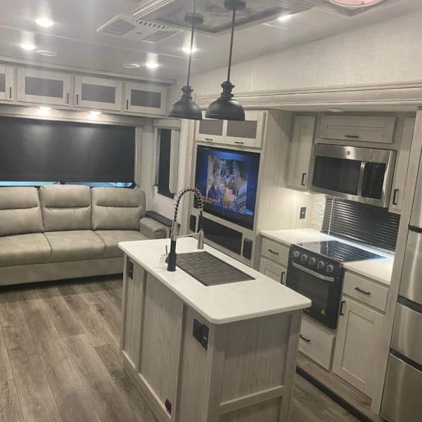 2022 EAST TO WEST TANDARA 320RL Fifth Wheel available for rent in Winter Garden, Florida