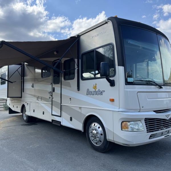 2007 Fleetwood Bounder Class A available for rent in Reno, Nevada