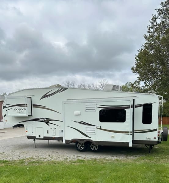 2014 Forest River Rockwood Signature Ultra Lite Fifth Wheel available for rent in Springfield, Ohio