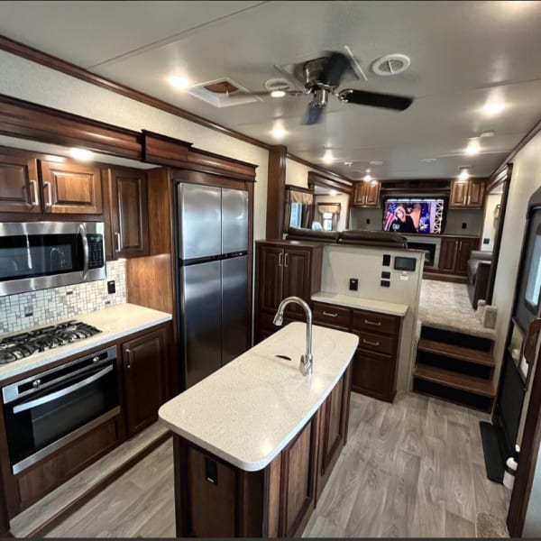 2018 Keystone RV Alpine Fifth Wheel available for rent in Peoria, Arizona