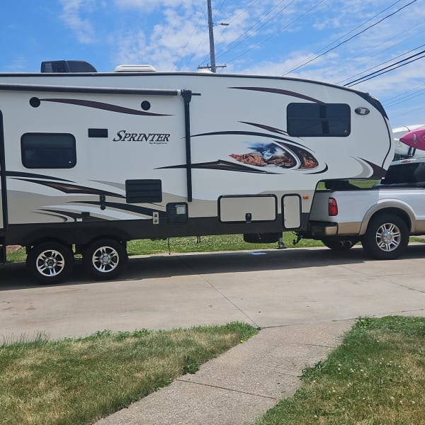 2013 Keystone RV Sprinter Copper Canyon Fifth Wheel available for rent in Lorain, Ohio