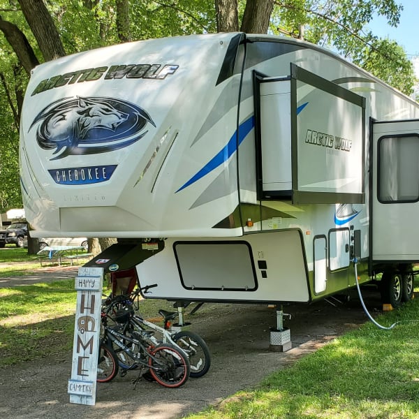 2019 Forest River Cherokee Arctic Wolf Fifth Wheel available for rent in New Holstein, Wisconsin