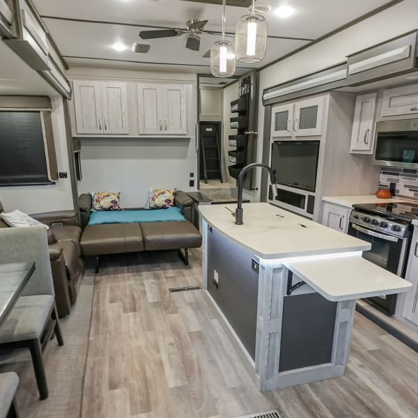 2021 Keystone Montana High Country Fifth Wheel available for rent in Lithia, Florida