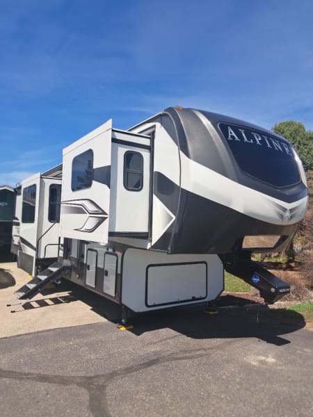 2022 Keystone RV Alpine Fifth Wheel available for rent in Loveland, Colorado