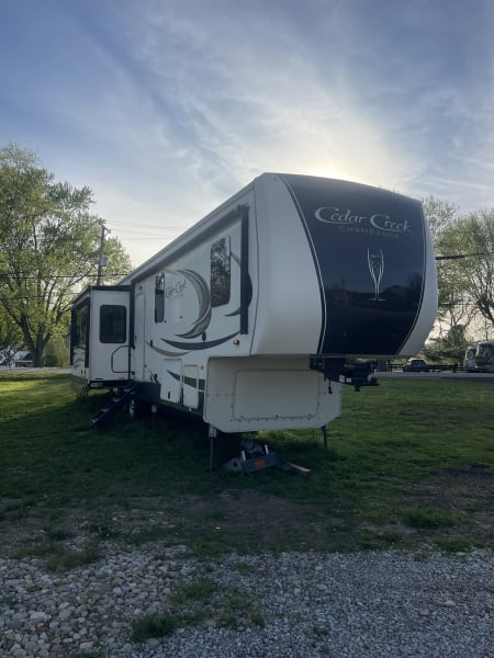 2019 Cedar Creek Champagne Fifth Wheel available for rent in Lancaster, Ohio