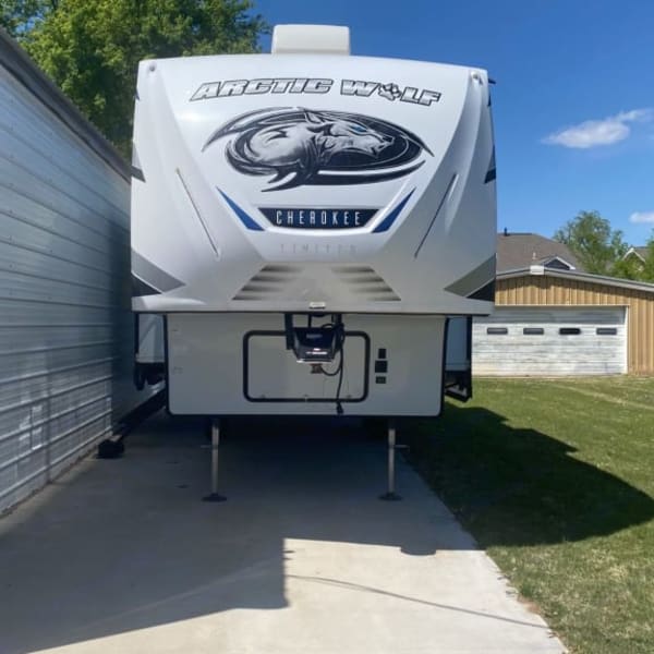 2021 Forest River Cherokee Arctic Wolf Fifth Wheel available for rent in Mooreland, Oklahoma