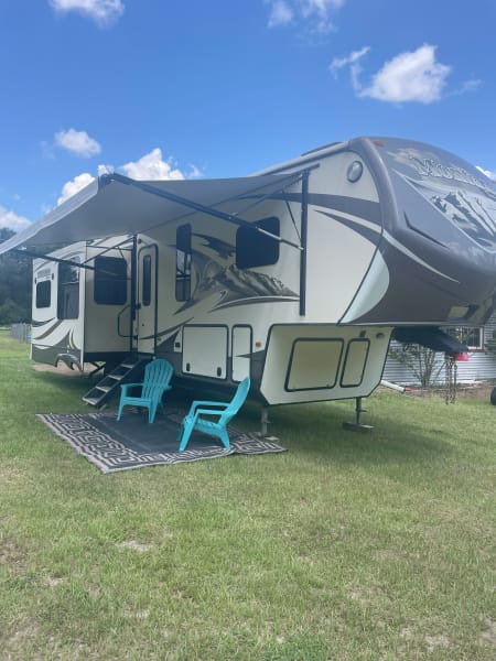 2015 Keystone RV Montana Mountaineer Fifth Wheel available for rent in Fort White, Florida