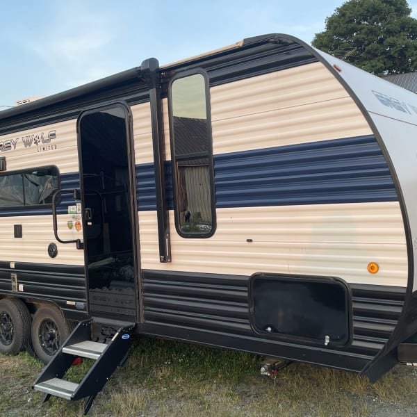 2024 Forest River Cherokee Grey Wolf Travel Trailer available for rent in Saint-Rémi-de-Tingwick, Quebec