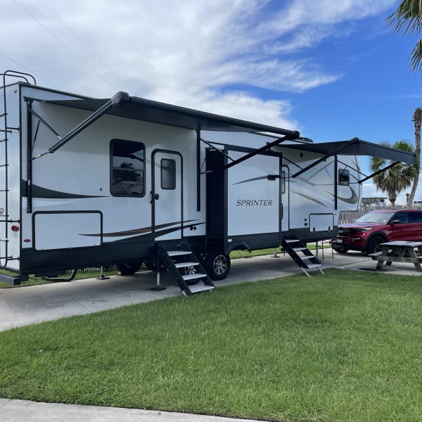 2022 Keystone RV Sprinter Fifth Wheel available for rent in Deer Park, Texas