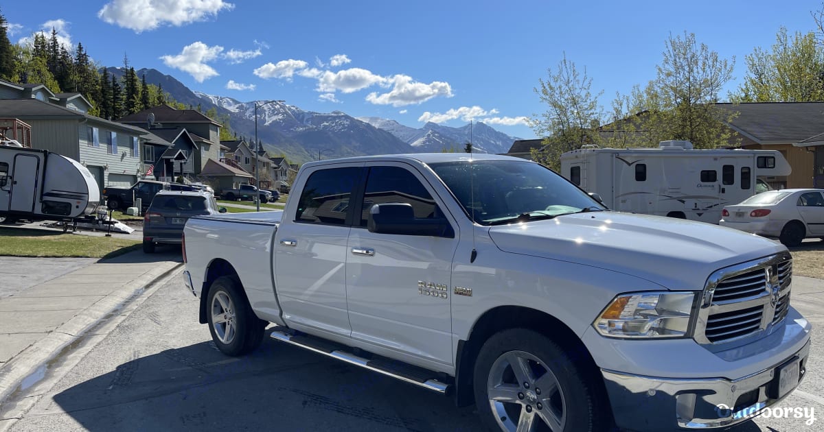 2017 Ram 1500 Crew Cab 4WD Bighorn Motor Home Altro Rental