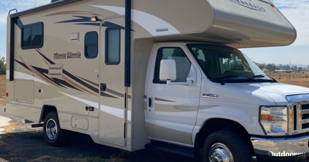 2017 Winnebago Minnie Winnie Motor Home Capucine Rental in