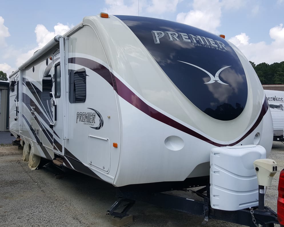 Two propane tanks, aerodynamic body, plenty of under storage as well, it&#39;s a great trailer.  It also has additional stabilizers to ensure less rocking.