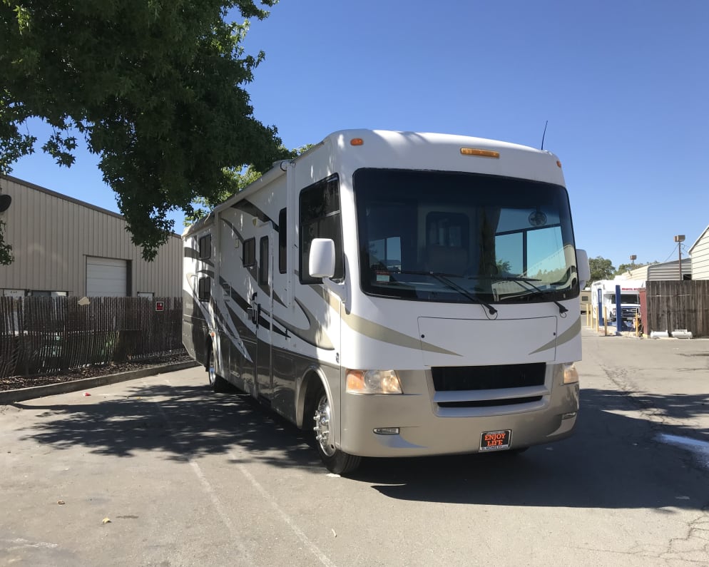 2011 Thor Motor Coach Hurricane 34b