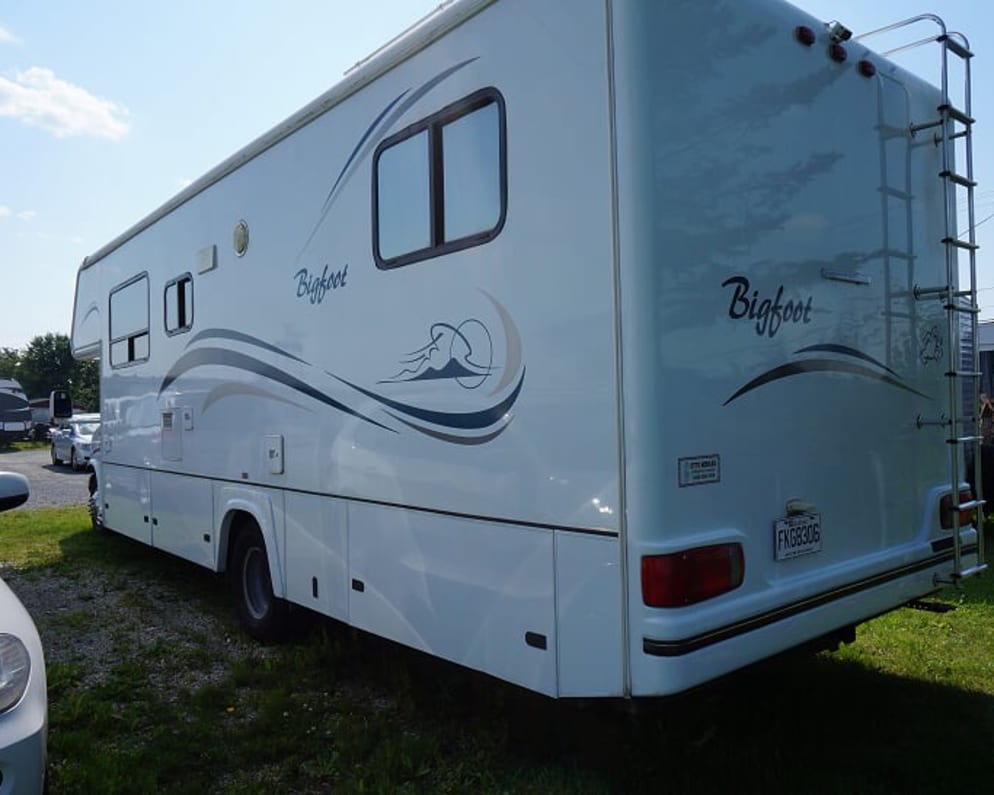 2004 30MH29G  by Bigfoot for rent in J1X 5Z3