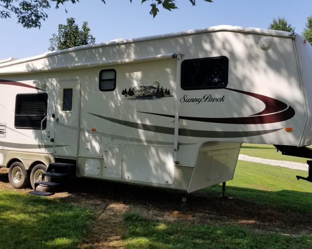2005 Fifth Wheel RV for Rent in Rogers, AR